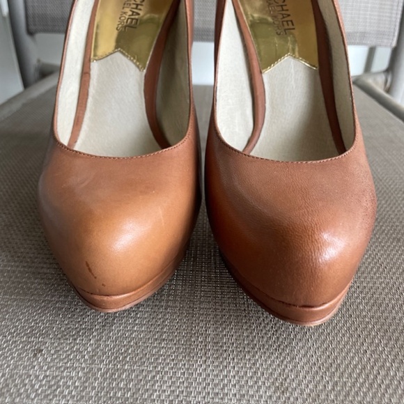 Michael Kors Hamilton Platform Leather Pumps Heels Caramel Tan Gold Lock - Picture 5 of 9